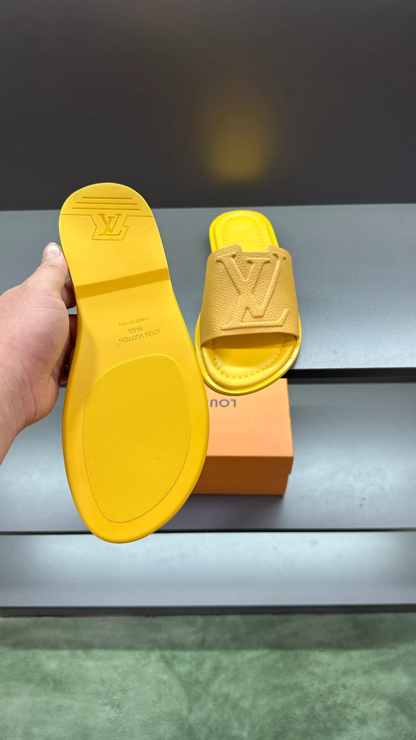 P280 🔍Top purchasing agent LV men's spring and summer slippers counter synchronized. The uppers are made of cowhide fabric imported from Italy, with logo graphics and high-quality craftsmanship. The soles are: original soles specially provided by the original factory. Exclusive molded soles are super comfortable. Original factory follow-up orders. 🔍🔍High quality. You can enter and exit the counter at will. Welcome to compare. Size 38-45